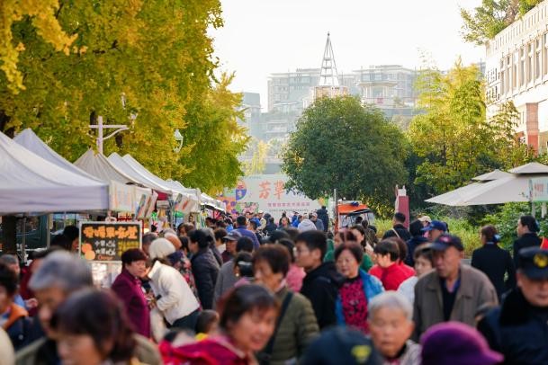 “紫衫路创意食集?市集：社区美食与文化的欢乐交融”