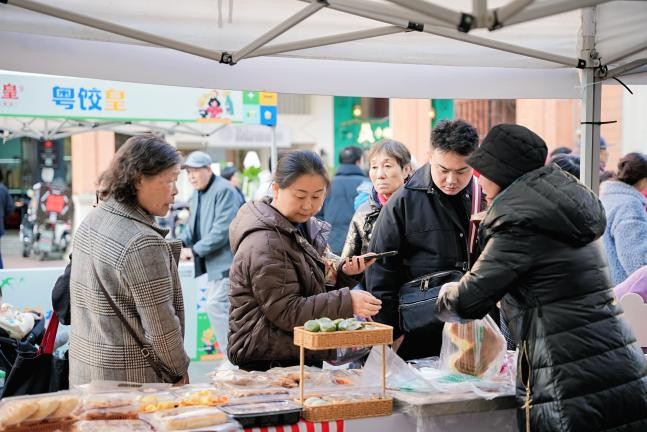 “紫衫路创意食集?市集：社区美食与文化的欢乐交融”