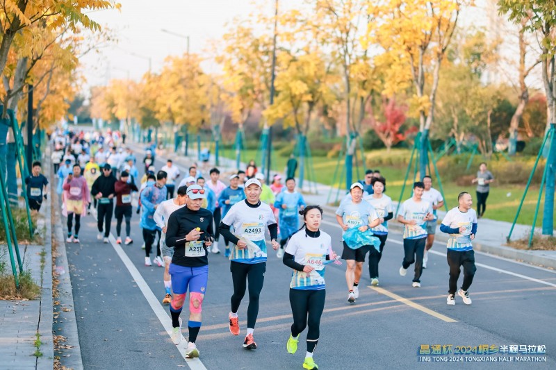 晶通杯2024桐乡半程马拉松赛圆满落幕，8000名跑者共襄盛举