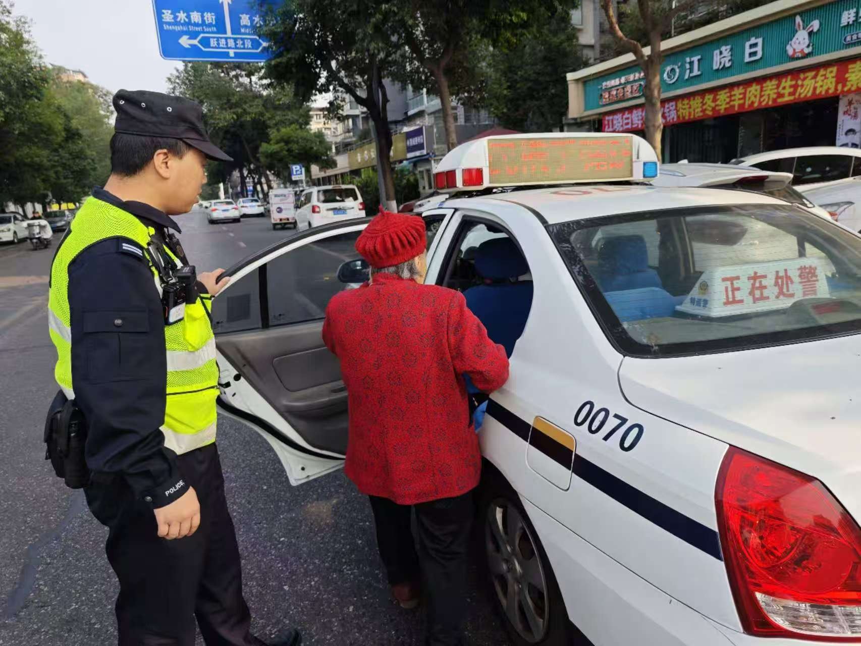 八旬老人迷失归途  暖心民警送回家