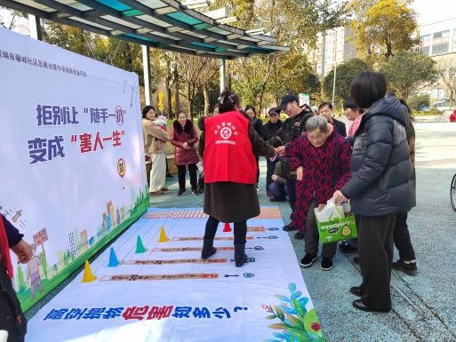 老邻居·新家园·同筑安全梦温江区涌泉街道瑞泉馨城社区开展安全主题游园系列活动