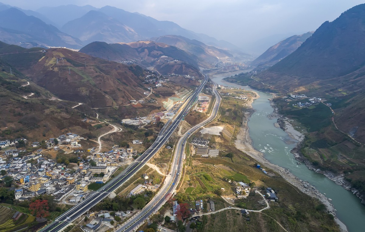 5  2021年3月5日拍摄的保泸高速、美丽公路南延线与怒江（从左到右，无人机照片）。图片来源：新华社.JPG