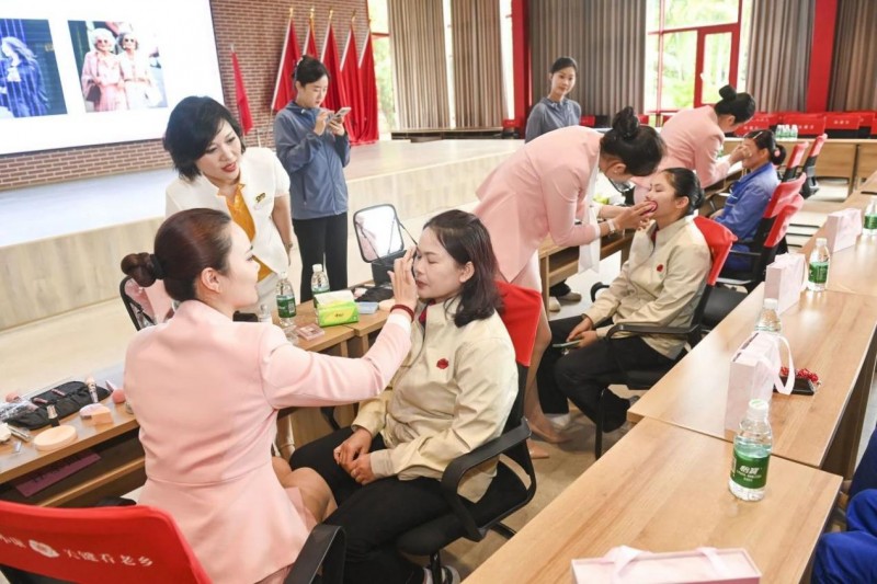 “中国妇女报·莎蔓莉莎乡村振兴助力巾帼项目”走进海南亚龙湾玫瑰谷