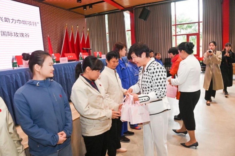 “中国妇女报·莎蔓莉莎乡村振兴助力巾帼项目”走进海南亚龙湾玫瑰谷