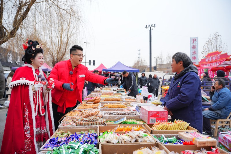 逛洛阳谷水汇年味大集，快手携手山楂树下陪老铁红火过大年