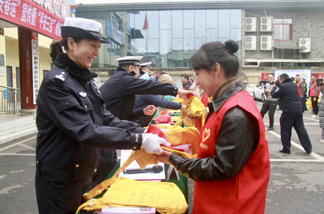 人民出行携手乐山市公安交警支队，向交通安全劝导员送上新春礼物