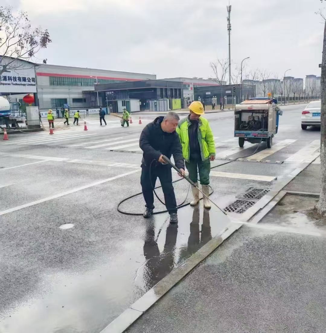 新津街头清爽洁净，市民点赞：街道干净年味儿浓！！