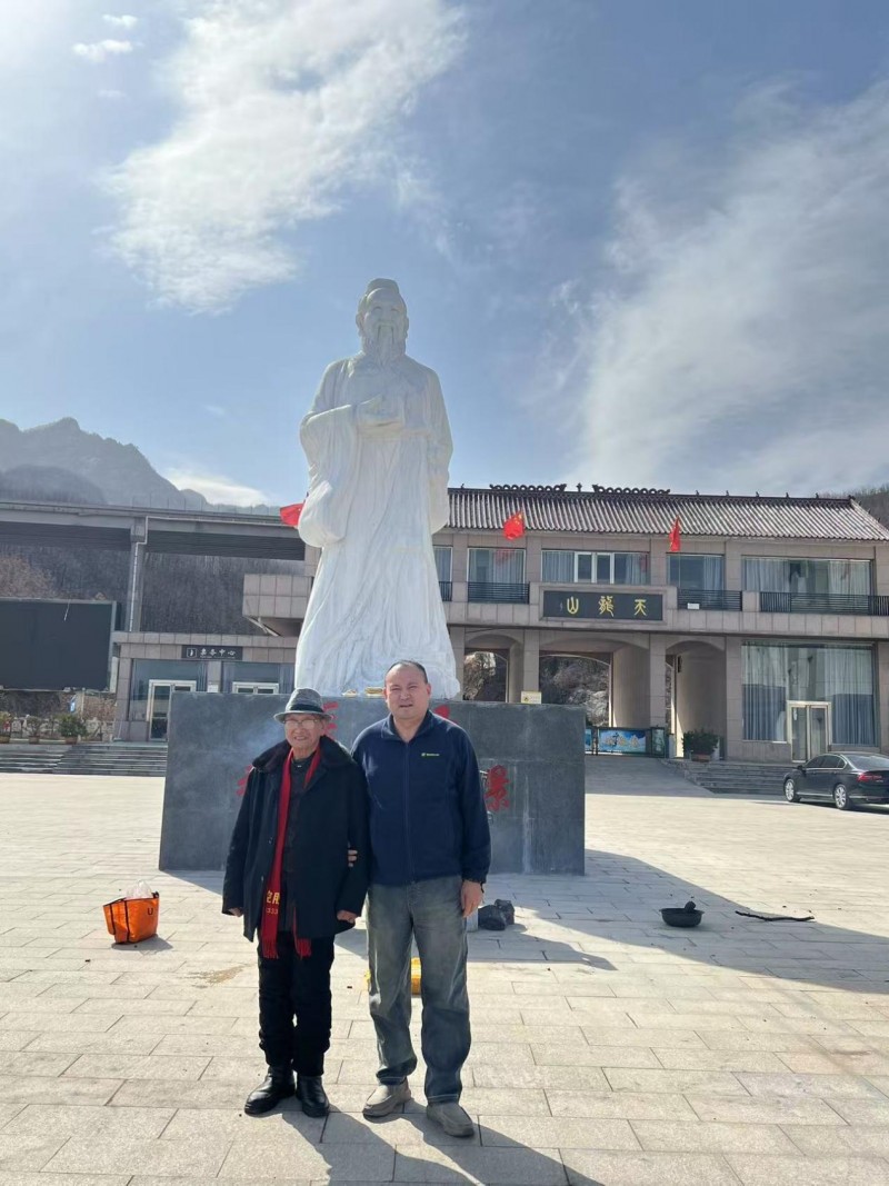 传承中医药文化，伊康集团董事长许哲铭陪同张仲景亲人共同祭拜医圣张仲景(图3)