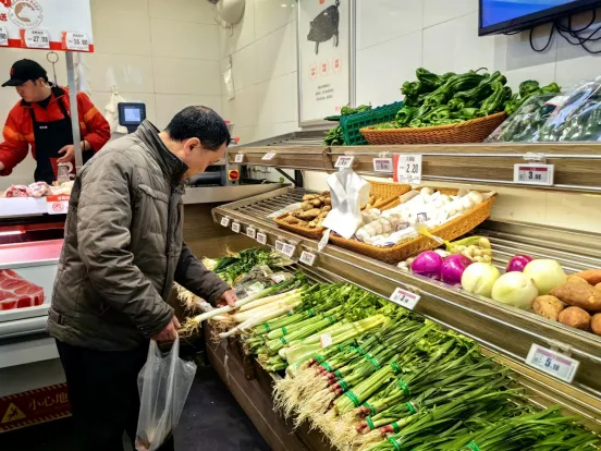 消费者正在郑店街道钱大妈门店选购.png